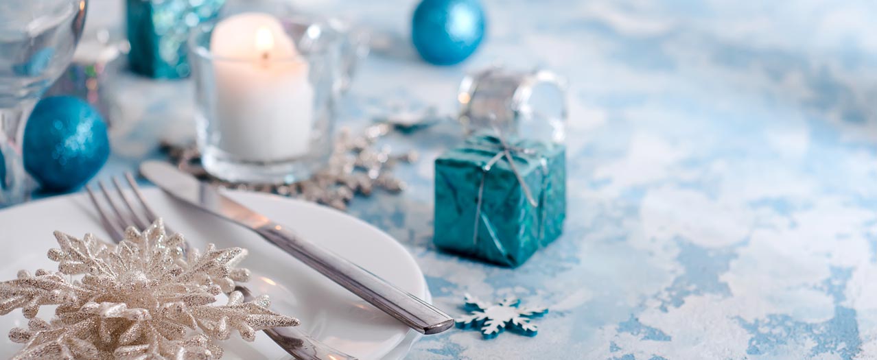 silver-and-cream-christmas-table-setting-with-PANT23K